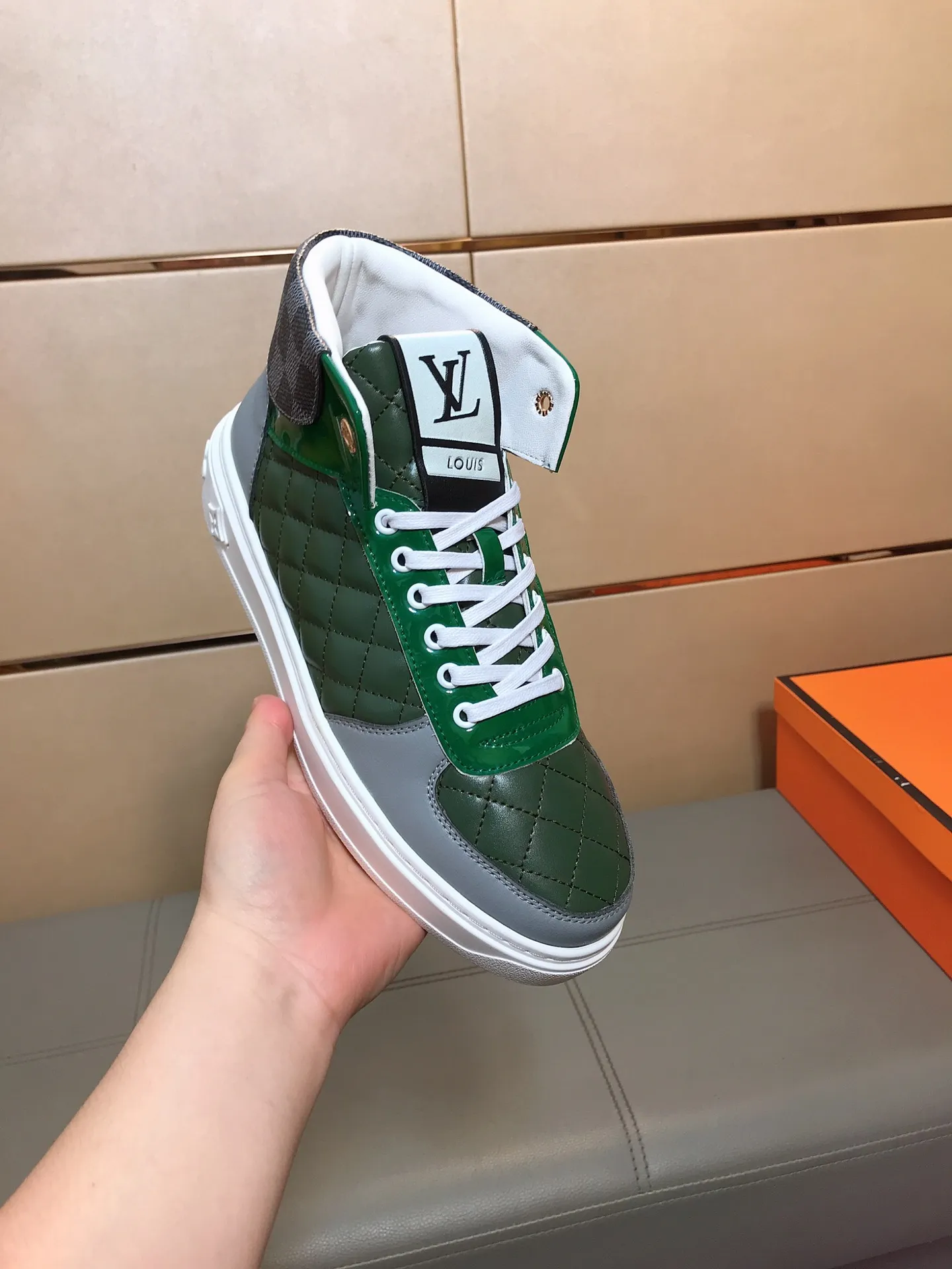 Factory price 400 👟👟🤝 (LV Louis Vuitton) New Korean style high-top casual shoes for men [Proud] hot style, imported cowhide with original printing, genuine leather lining, wear-resistant and non-slip rubber outsole. If you are still worried about wearing matching shoes, then these shoes are your best choice! Code number: 38-44